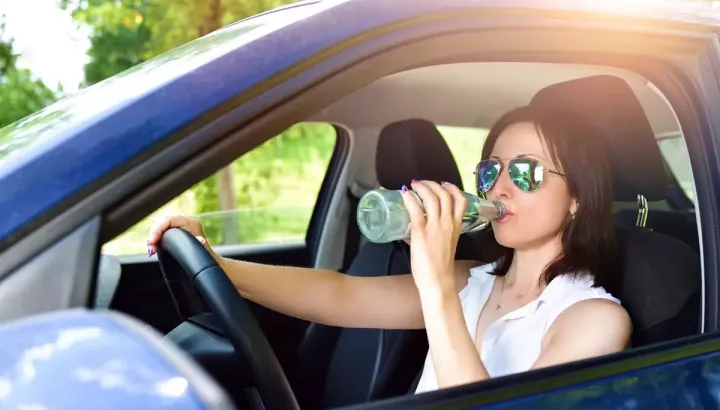 Uống nước từ chai nhựa bỏ trong ô tô đỗ dưới trời nắng nóng có sao không?