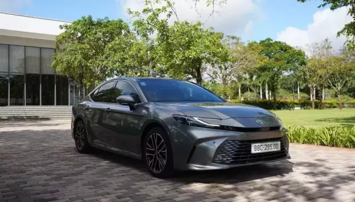 Toyota Camry tại Việt Nam bị cắt bản máy xăng, chỉ còn bản hybrid, nâng giá khởi điểm lên 1,46 tỷ đồng