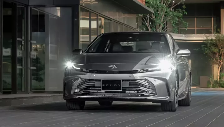 Sau khi cắt bản máy xăng, Toyota Camry tiêu chuẩn được giảm giá niêm yết đến 140 triệu đồng