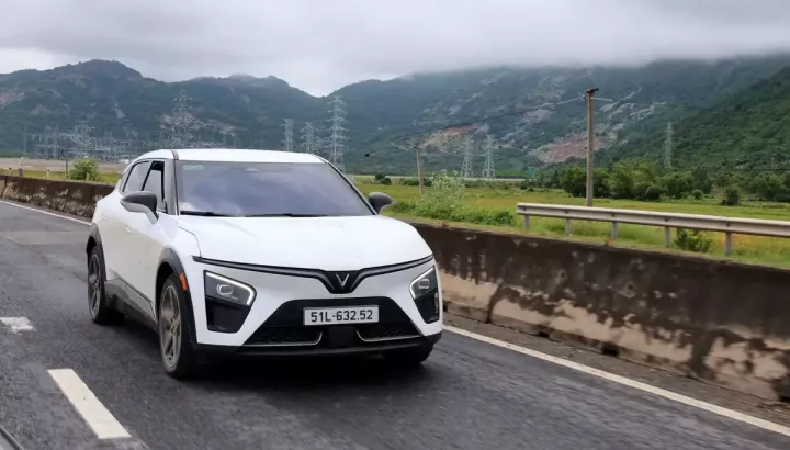 Doanh số SUV cỡ C tháng 8/2026: Chỉ mình VinFast VF 7 tăng trưởng dương