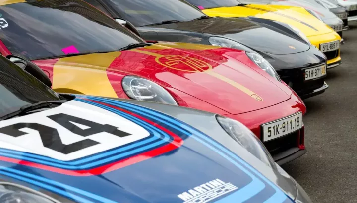 Hơn 100 chiếc xe sang Porsche cùng nhau quy tụ bên bờ sông Sài Gòn