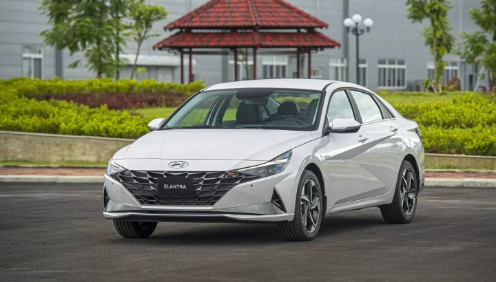Doanh số sedan hạng C tháng 8/2026: Honda Civic và Hyundai Elantra cộng lại chưa bằng số lẻ của Mazda3