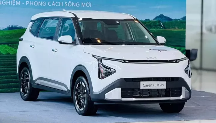 Ngắm hình ảnh "bằng xương, bằng thịt" của Kia Carens Clavis tại đại lý Việt: thiết kế mới, trang bị "xịn" hơn