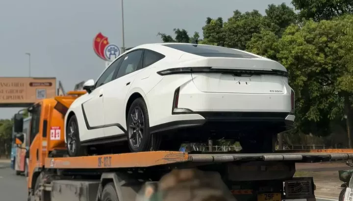 Lexus ES thế hệ mới xuất hiện trên đường phố Việt Nam, ra mắt vào tháng sau