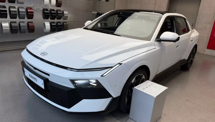 Bất chấp tranh cãi về giá, Hyundai Elantra thế hệ mới vẫn bán chạy như tôm tươi