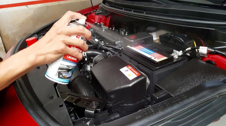 Dọn dẹp khoang máy ô tô, chuẩn bị đón Tết Nguyên đán