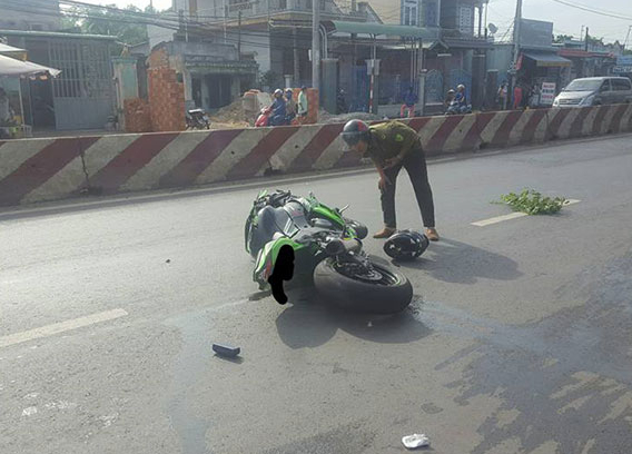 Bình Phước: Sang đường ẩu, người đi xe máy bị Kawasaki Ninja ZX-10R tông trúng