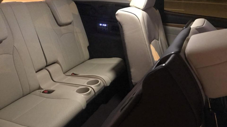 Lexus RX350L 7 chỗ với nội thất màu trắng đầu tiên cập bến Việt Nam