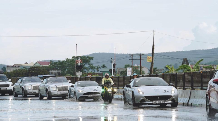 Mặc mưa gió, Bugatti Veyron cùng dàn siêu xe triệu đô vẫn tiếp tục xuyên Việt