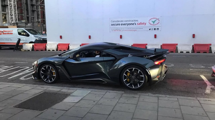 Đây là một trong những lần hiếm hoi siêu xe Fenyr SuperSport xuất hiện trên đường phố