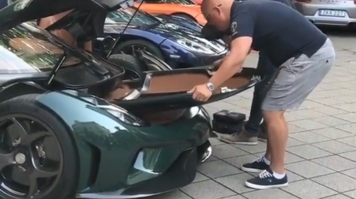 Hoá ra đây là nơi chứa chiếc mui cứng của siêu xe không có hộp số