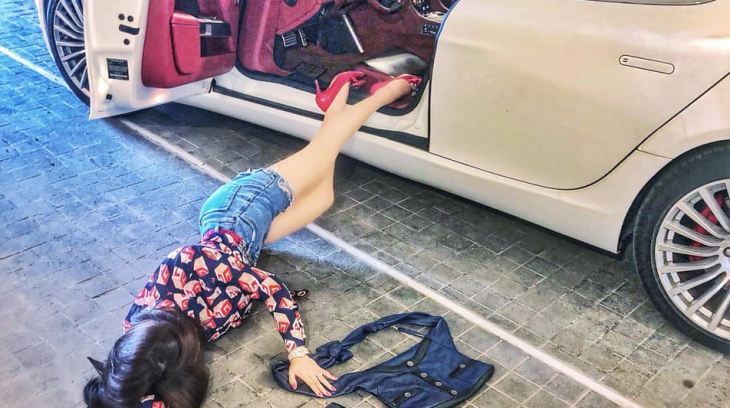 Hot girl 9X Hà thành "ngã sấp mặt" bên "nữ hoàng" Aston Martin Rapide S