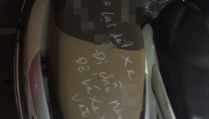 Tự ý di chuyển xe người khác ra ngoài để cho xe mình vào, chủ xe Honda Lead bị "chửi mắng" thậm tệ