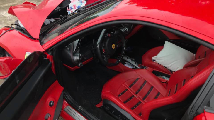 Gặp tai nạn khiến đầu xe "nát bét" nhưng túi khí siêu xe Ferrari 488 GTB của Tuấn Hưng vẫn không bung ra