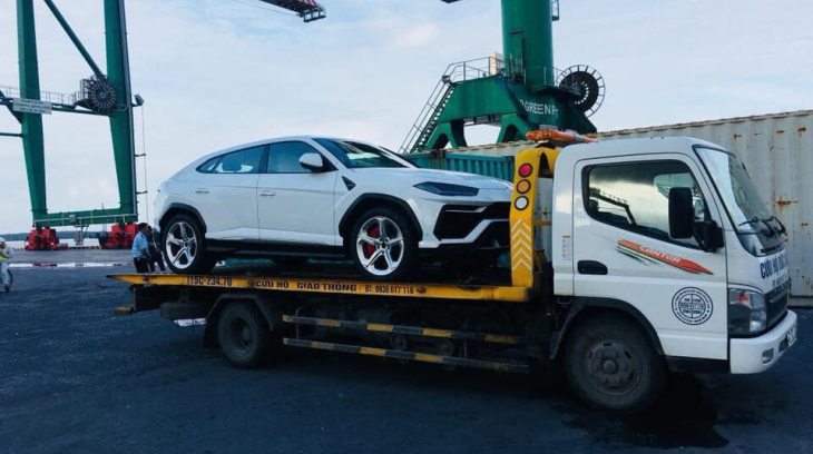 Siêu SUV Lamborghini Urus mà Minh "Nhựa" tiết lộ đặt mua đã cập bến chiếc đầu tiên tại Việt Nam