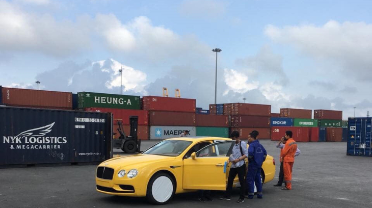 Xe siêu sang Bentley Flying Spur V8 S màu vàng Monaco cập cảng Hải Phòng, giá hơn 16,8 tỷ đồng