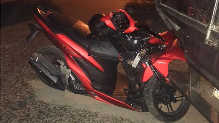 Sài Gòn: Honda Vario 150 chưa ra biển đâm thẳng vào đuôi xe tải, người điều khiển tử vong