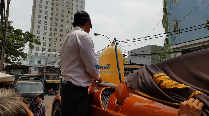 Những màn đổ xăng của siêu xe tại Việt Nam khiến không ít người phát hoảng