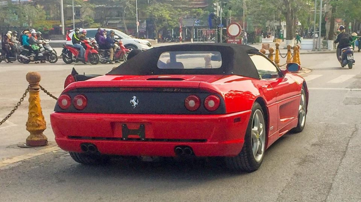 Quá tuổi về Việt Nam nhưng chiếc siêu xe cổ Ferrari F355 Spider vẫn có mặt trên đường phố Hải Phòng