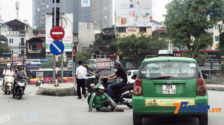 7 thói quen xấu có thể gây tai nạn của người Việt khi đi xe máy