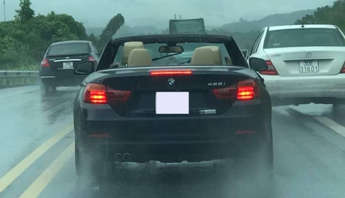 Nhìn cảnh BMW 428i mở mui bất chấp trời mưa, cư dân mạng phán "dân chơi không sợ mưa rơi" là có thật