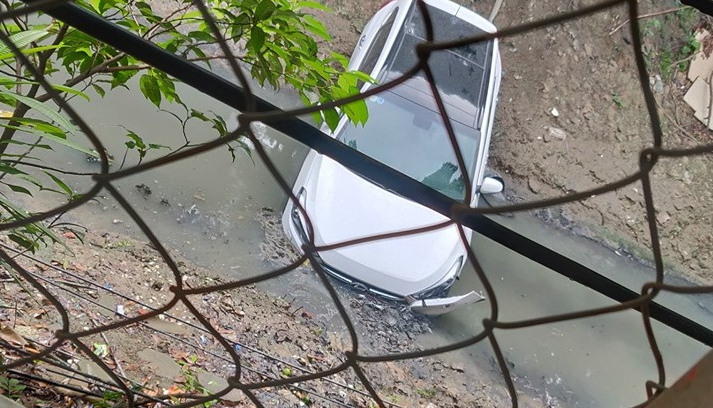 Hà Nội: Đi rửa xe, nam thanh niên lao Hyundai i20 Active xuống mương