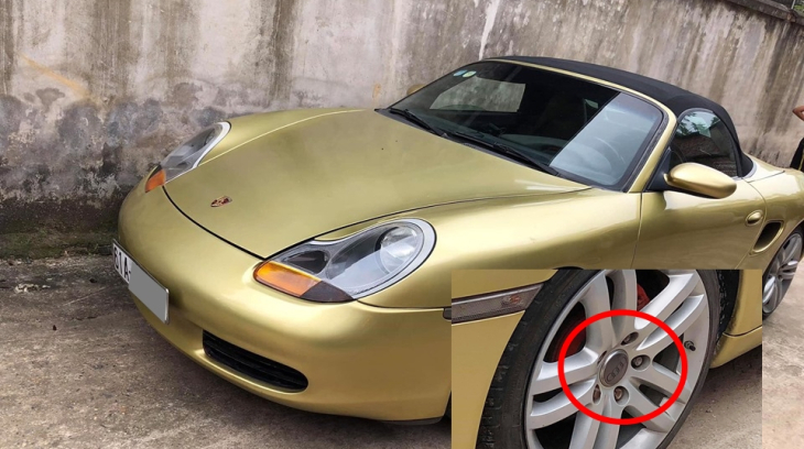 Chiếc xe thể thao Porsche Boxster 986 mang bộ mâm có logo Audi khiến cư dân mạng phì cười