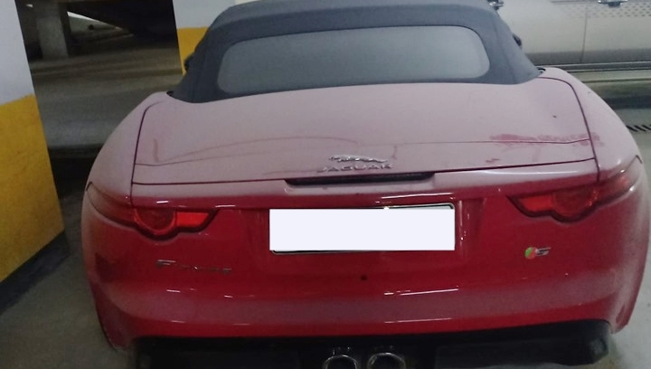 Đau lòng khi nhìn thấy hình ảnh Jaguar F-Type S mui trần hàng hiếm tại Việt Nam "làm bạn" với bụi