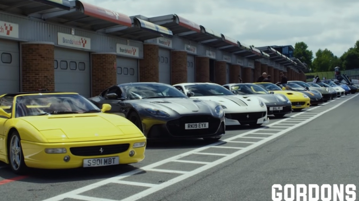 "Vua đầu bếp" Gordon Ramsay mang dàn siêu xe cực "khủng" đến đường đua nhưng vắng Ferrari Monza SP2