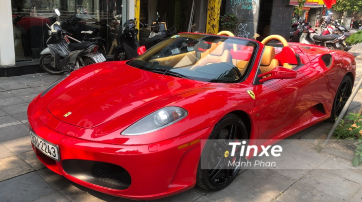 Ferrari F430 mui trần điệu đà khoe dáng trên vỉa hè Hà Nội trong những ngày Xuân