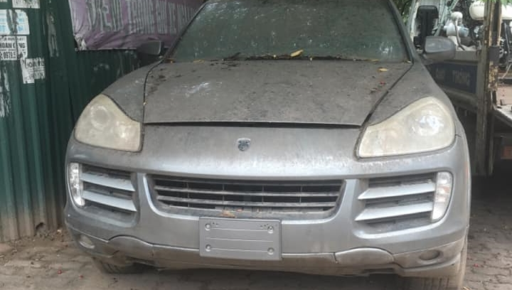 Hà Nội: Porsche Cayenne đỗ tại bãi xe vi phạm với ngoại thất đóng bụi dày đặc, hoá ra đã ở đây hơn 5 năm