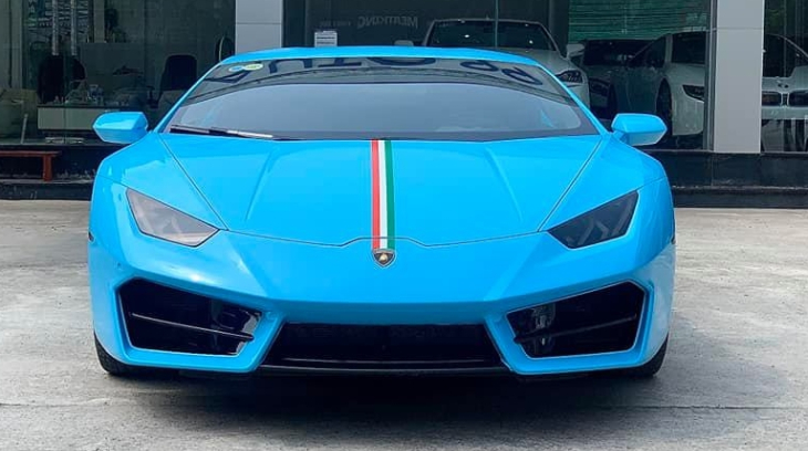 Đây là lý lịch đặc biệt của chiếc siêu xe Lamborghini Huracan màu xanh tuyệt đẹp ở Hà Nội