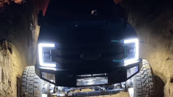 Chiếc Ford F-350 "đen đủi" nhất thế giới: Liên tục bị chủ nhân hành hạ, mới nhất là chôn xuống đất làm boong-ke