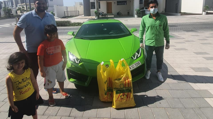 Chủ siêu thị Pakistan tại Dubai lái siêu xe Lamborghini Huracan mui trần đi giao xoài