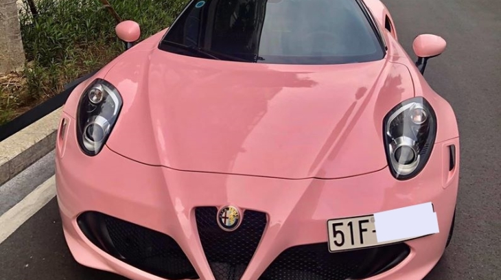 Doanh nhân Sài thành bắt trend hồng nữ tính cho hàng độc Alfa Romeo 4C Launch Edition