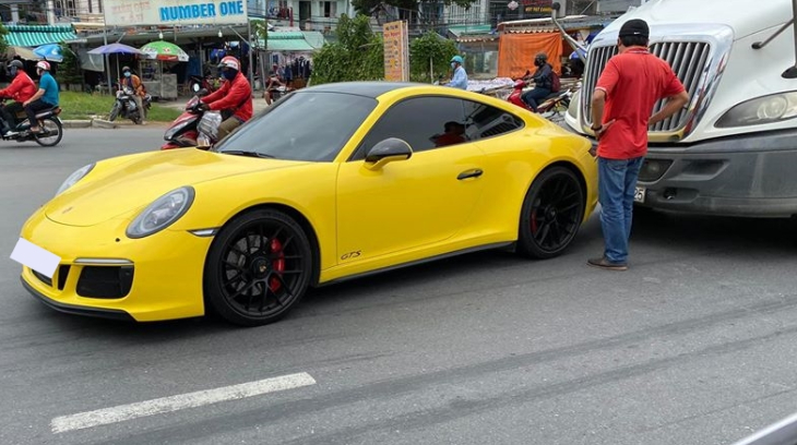 Sài Gòn: Porsche 911 Carrera GTS hơn 8 tỷ đồng xảy ra va chạm giao thông với xe container