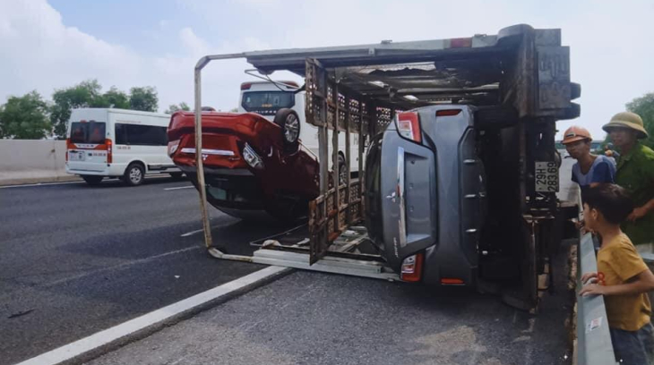 Ô tô tải chở xe mới về đại lý lật trên tốc Hà Nội - Hải Phòng, 2 chiếc Mitsubishi Attrage "mới toanh" bị hất văng ra đường