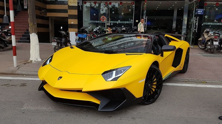 Giá xe Lamborghini Aventador SV Roadster và khuyến mãi mới nhất 2024
