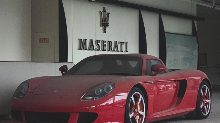 Siêu xe Porsche Carrera GT màu hiếm nằm phủ bụi trong đại lý ô tô bỏ hoang suốt 8 năm