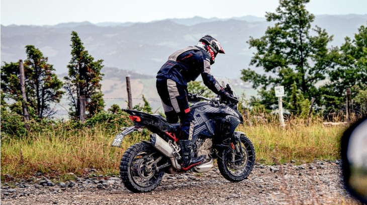 Ducati Multistrada V4 sẽ không dùng chung động cơ với Panigale và Streetfighter