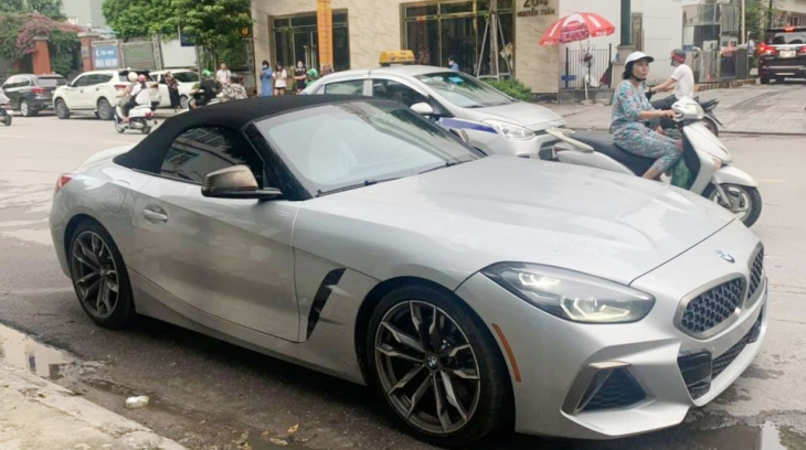 BMW Z4 mui trần thế hệ mới đầu tiên xuất hiện trên đường phố Việt Nam