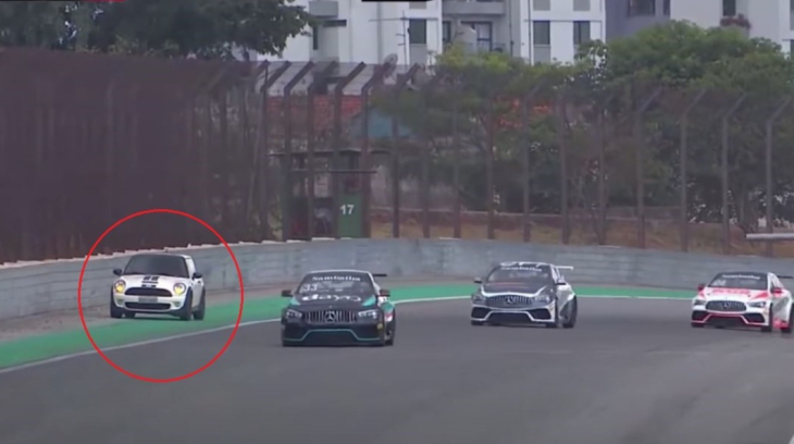 Video: Cô gái lái Mini Cooper đi nhầm vào đường đua, làm gián đoạn giải đua xe Mercedes-Benz