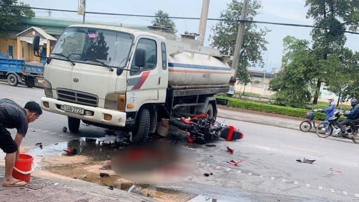 Video quay khoảnh khắc mô tô phân khối lớn tông xe bồn khiến 2 thanh niên bị thương nặng tại Quảng Ninh