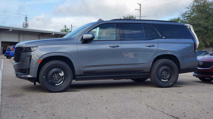 Sự thật đằng sau chiếc SUV hạng sang Cadillac Escalade 2021 nhưng lại dùng bộ vành thép "kém sang"