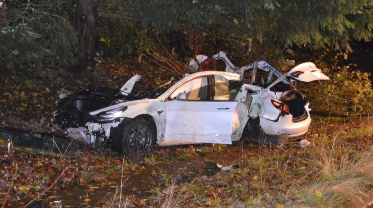 Tesla Model 3 vỡ đôi trong vụ tai nạn kinh hoàng, pin văng vào một ngôi nhà gây cháy