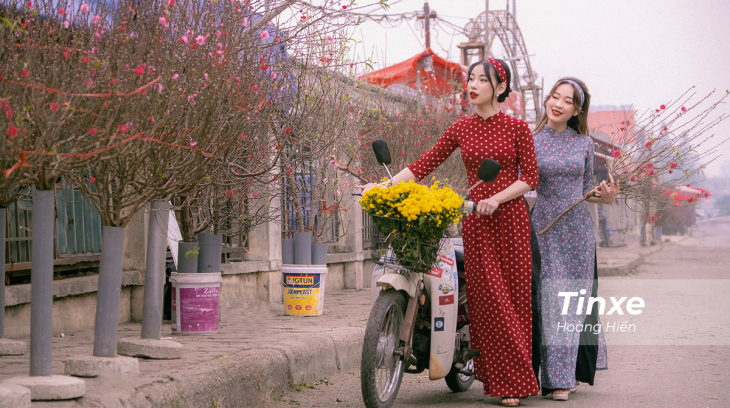 Cặp đôi thiếu nữ thướt tha áo dài đón xuân cùng Honda Super Cub 90