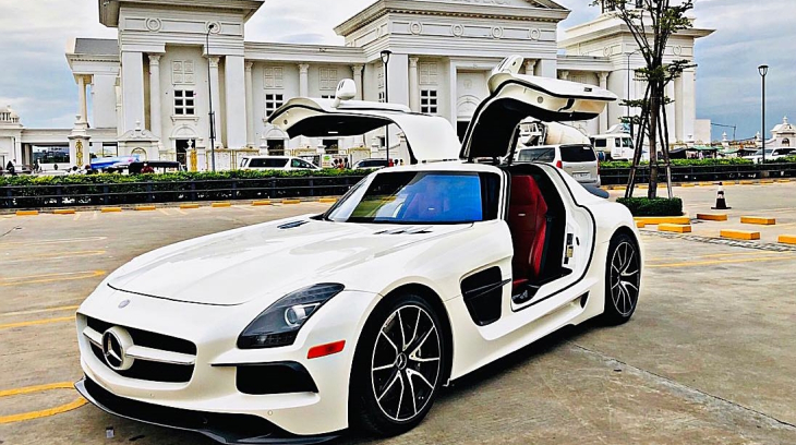 Video: Siêu xe cửa cánh chim Mercedes-Benz SLS AMG "lạ" xuất hiện ở Sài thành