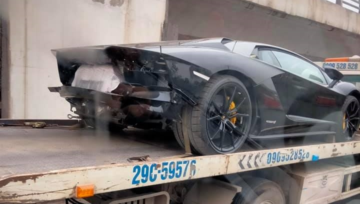 Lamborghini Aventador S thứ 2 tại Việt Nam nằm trên xe cứu hộ với đuôi xe được tháo tung khiến dân tình tò mò
