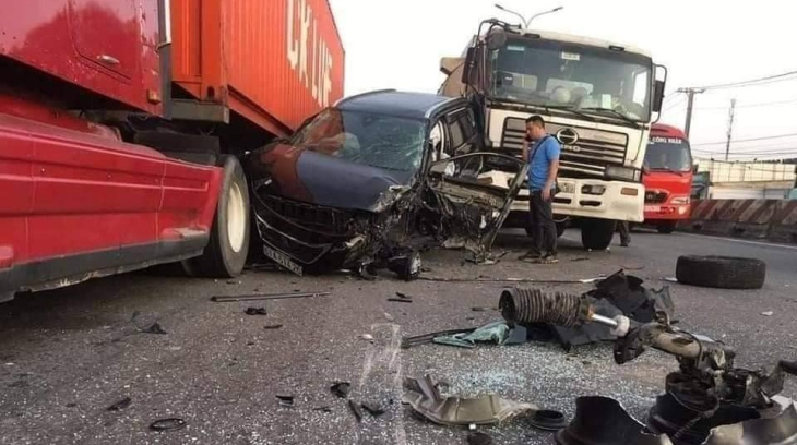 Bị kẹp giữa xe bồn và xe container trên quốc lộ 51B, SUV 7 chỗ Peugeot 5008 vỡ nát