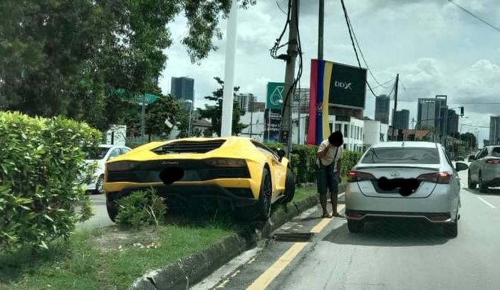 Video: Tài xế lao siêu xe Lamborghini Aventador S hơn 20 tỷ đồng lên dải phân cách giữa đường